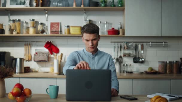 Skupiony Biznesmen Otwierający Nowoczesny Laptop Rozpoczynający Pracę Domowej Kuchni Poważny — Wideo stockowe