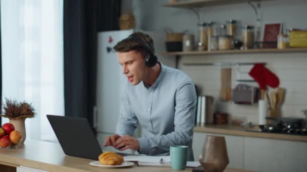 Atractivo Hombre Feliz Bailando Cocina Con Auriculares Escuchando Música Portátil — Vídeos de Stock