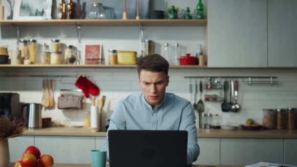 Беспокойный Удаленный Бухгалтер Смотрит Экран Ноутбука Работающий Дома Онлайн Серьезный — стоковое видео