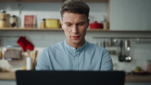 Młody Pracownik Internetowy Piszący Laptopie Siedzący Samotnie Przy Stole Kuchennym — Wideo stockowe