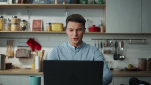 Homem Atraente Terminar Reunião Line Fechando Laptop Moderno Beber Café — Vídeo de Stock