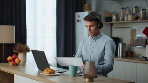 Bilgisayarla Çalışan Odaklanmış Bir Öğrenci Mutfakta Kulaklıkla Oturuyor Genç Çekici — Stok video