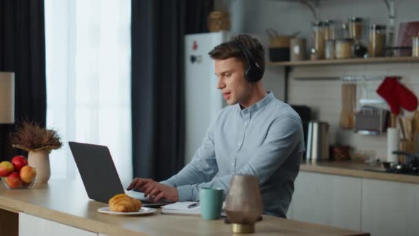 Pekerja Lepas Positif Yang Bekerja Laptop Mendengarkan Musik Dengan Headphone — Stok Video