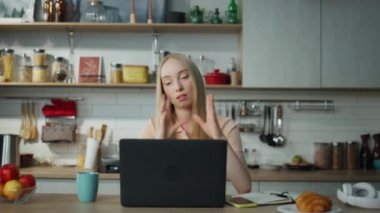 Modern dizüstü bilgisayarla uzaktan kumandalı bir web kamerasına danışmaktan yorgun düşmüş. Çekici sarışın kadın web kamerasında video görüşmesi yapıyor. İnternette çalışan ciddi bir serbest kız..