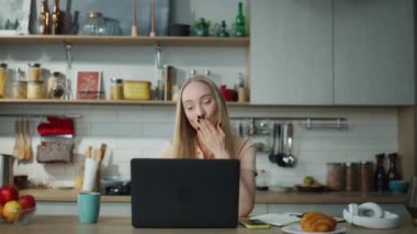 Sevgilisiyle görüntülü konuşma yapan mutlu kız web kamerasına hava öpücüğü gönderiyor. Çevrimiçi toplantıda gülümseyen çekici genç bir kadın. Güzel sarışın bayan sanal sohbetten zevk alır..