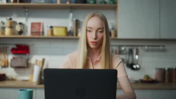 Blondynka Atrakcyjna Kobieta Ogląda Webinarium Edukacyjne Laptopie Siedzi Nowoczesna Kuchnia — Wideo stockowe