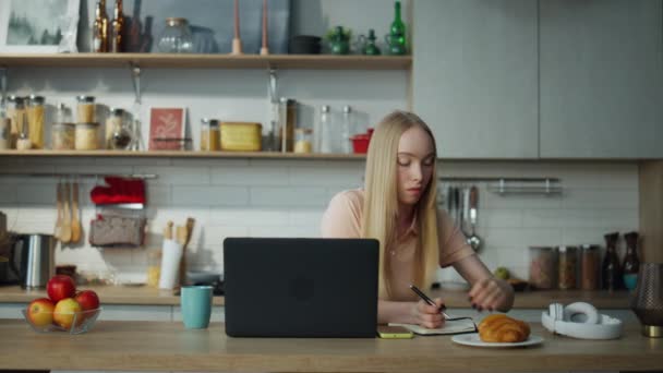 Atrakcyjna Studentka Studiuje Online Siedzi Przy Stole Kuchennym Nowoczesnym Laptopem — Wideo stockowe