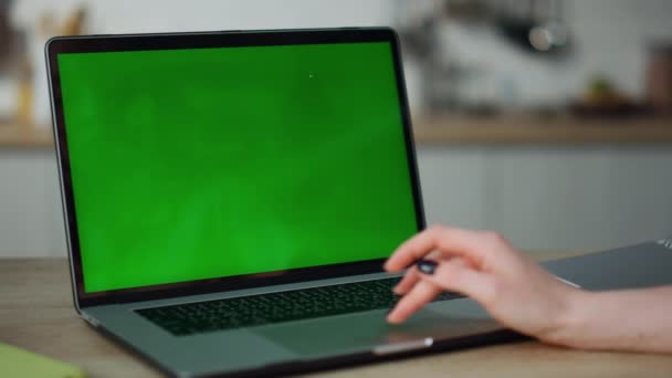Okänd Kvinna Arbetar Greenscreen Laptop Sitter Vid Köksbordet Närbild Ung — Stockvideo