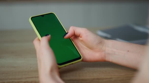 自宅近くで緑のスマートフォンのスクロールタッチスクリーンを持っている無名の女性 インターネットでソーシャルネットワークサーフィンを見にクロマキー携帯電話を使用して若い女の子 技術コンセプト — ストック動画