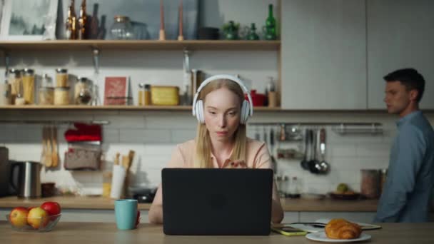Mulher Focada Ouvir Curso Formação Sentado Cozinha Com Laptop Usando — Vídeo de Stock