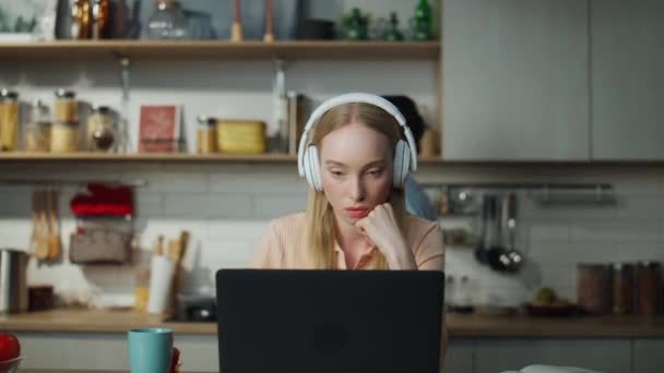 Studentessa Stanca Ascoltando Lezione Online Seduta Con Cuffie Cucina Vicino — Video Stock