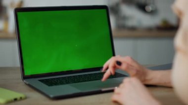 Tanımlanamayan bir kadın evinde uzaktan yakından çalışan bir model bilgisayar kullanıyor. Genç kız elleri dokunmatik dokunmatik bir şekilde sosyal medyayı izliyor ve internetten bilgi topluyor. İş kadını internette sörf yapıyor.