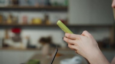 Mutsuz evli çift mutfak masasında oturan aletlerle meşgul. Tatminsiz sarışın kadın akıllı telefondan sosyal medyayı izlerken ciddi adam dizüstü bilgisayarda yazı yazıyor. Aile birbirini görmezden geliyor.