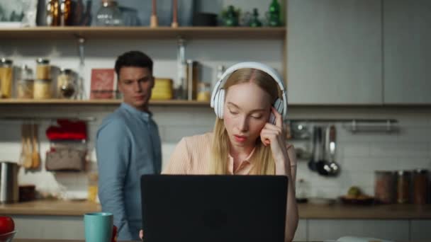 Mutfak Masasında Uzaktan Çalışan Kulaklıkları Kapalı Endişeli Kadın Muhasebeci Odaklanmış — Stok video