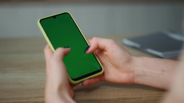 Vue Rapprochée Des Mains Des Femmes Avec Smartphone Écran Vert — Video