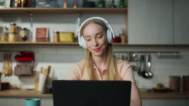 Attraktive Blonde Geschäftsfrau Beendet Online Konferenz Und Schließt Modernen Laptop — Stockvideo