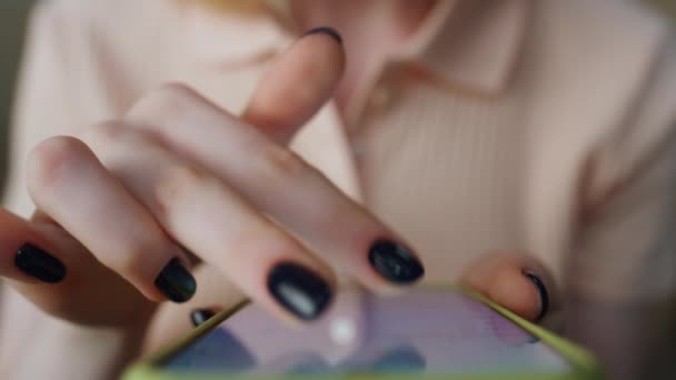 Unbekannte Frau Mit Smartphone Scrollen Zoomen Zeigt Auf Touchscreen Nahaufnahme — Stockvideo