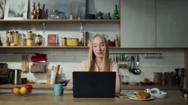 Χαλαρωμένη Ελκυστική Γυναίκα Τελειώσει Video Call Κλείσιμο Laptop Στο Τραπέζι — Αρχείο Βίντεο