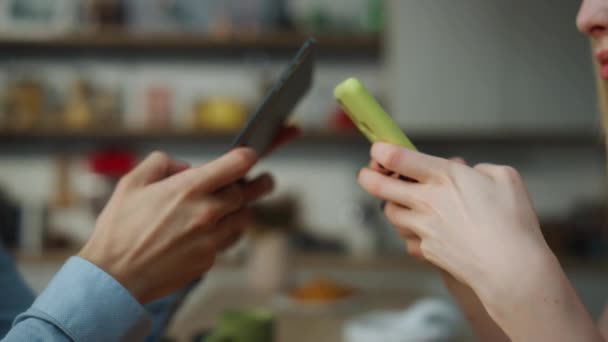 Cuplu Tânăr Tastând Smartphone Uri Ignorându Reciproc Stând Separat Masa — Videoclip de stoc