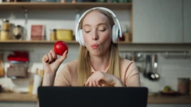 Çekici tatlı kız, uzaktan kumanda ile evde oturmaktan hoşlanıyor kablosuz kulaklık takarak. İnternette iş yaparken müzik dinleyen sarışın bir kadın. Elma yiyen güzel bayan..