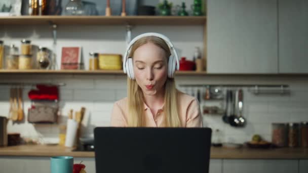 Mutfakta Dizüstü Bilgisayarla Oturmuş Kulaklıkla Müzik Dinleyen Rahat Bir Öğrenci — Stok video