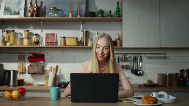 Roztomilé Blond Dívka Pozdrav Online Konferenci Sedí Doma Kuchyni Zatímco — Stock video