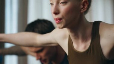 Spor partnerleri spor kıyafetlerini giyip evde dambıllarla spor egzersizleri yapıyorlar. Genç sarışın kadın ve atletik adam dairede el gücü eğitiyorlar. Aktif aile çalışması..