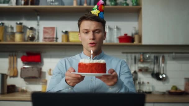 Droevige Man Die Cake Kaars Blaast Met Feestmuts Alleen Keuken — Stockvideo
