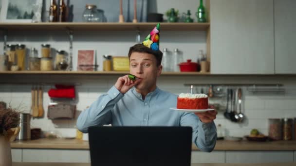 兴奋的面带微笑的男人享受着虚拟的生日 举行美味的蛋糕吹蜡烛特写 吸引快乐的家伙庆祝事件与朋友使用视频通话 快乐的男人用网络摄像头笔记本电脑见面 — 图库视频影像
