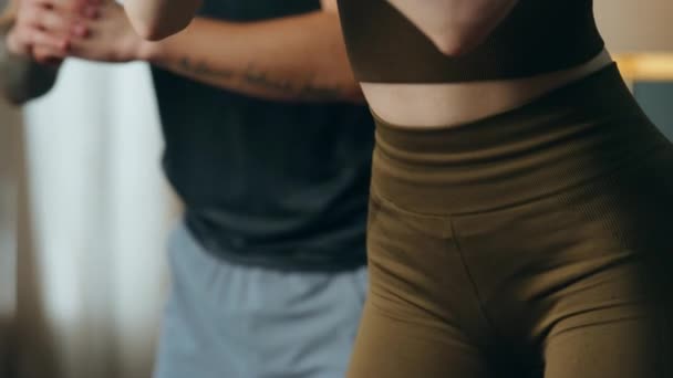 Jonge Gezonde Familie Die Samen Squats Doen Thuis Sportkleding Dragen — Stockvideo