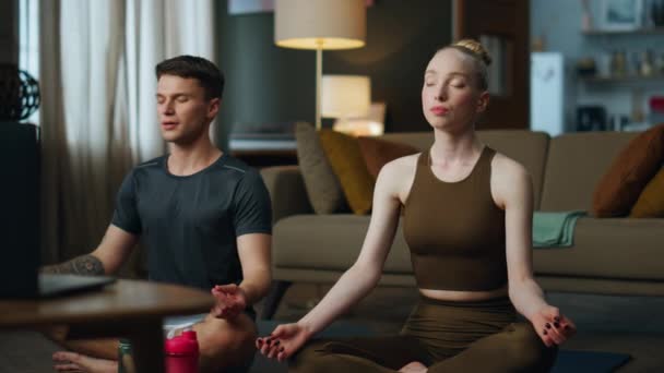 Pareja Joven Relajada Meditando Juntos Casa Par Calma Sentado Pose — Vídeo de stock