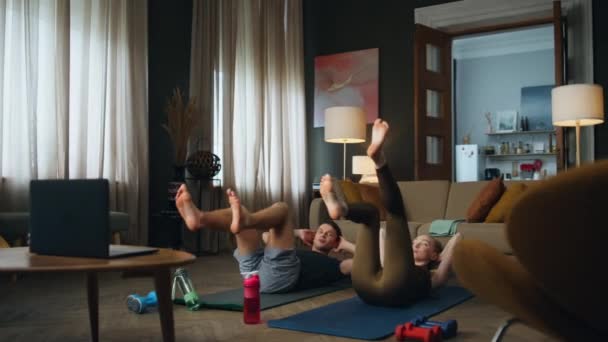 Sporty Pár Cvičení Ležící Rohožce Rotující Nohy Jako Kolo Doma — Stock video