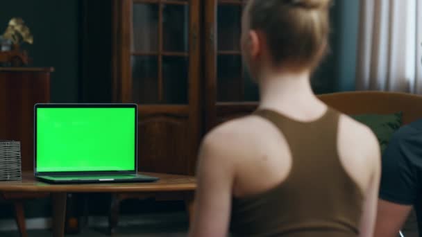 Zpětný Pohled Neznámé Ženy Sledující Moderním Komfortním Pokoji Model Laptopu — Stock video