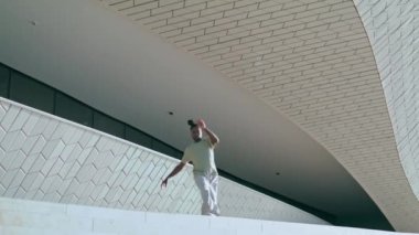 Modern dansçı eğitim caddesi tek başına. Hevesli bir adam açık havada çağdaş dans öğesi üzerinde çalışıyor. Afrikalı Amerikalı adam beton stadyumda performansını sergiliyor. İlham konsepti