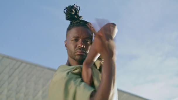 男が手の肖像画を踊るドレスドロック コンテンポラリー振付のジェスチャーやムーブメントを行う柔軟な人 自由を示すアフリカ系アメリカ人男性は一人で サブカルチャーの概念 — ストック動画