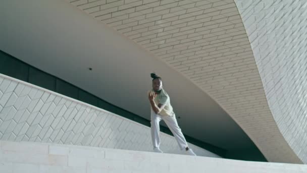 예술적 계단에서 브레이크 댄스를 있어요 프리스타일 동작을 열정적 남자는 미국인 — 비디오