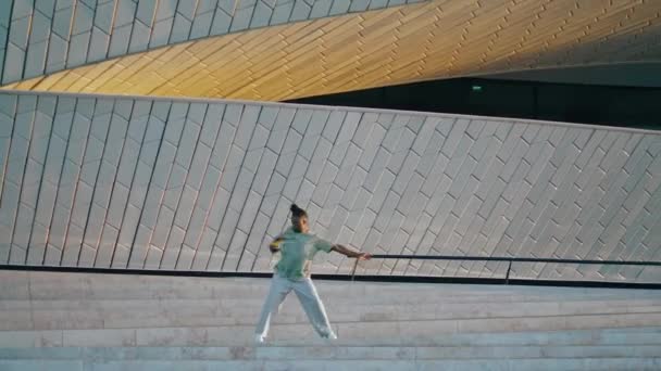 Bailarina Creativa Interpretando Grupo Contemporáneo Las Escaleras Tipo Pelo Negro — Vídeos de Stock