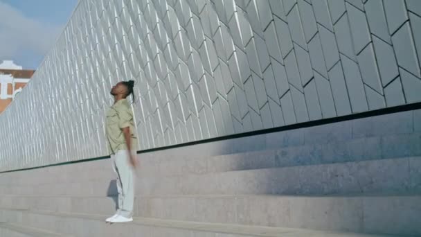 Tanzender Mann Trainiert Straße Allein Afroamerikanische Tänzerin Bewegt Hände Betonstadion — Stockvideo