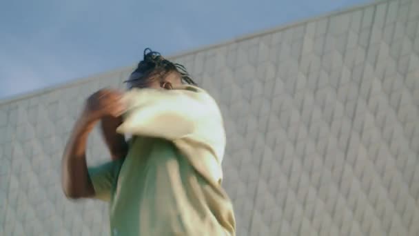 Nádherný Chlap Tančí Kontemplář Moderním Detailu Zdi Flexibilní Mužský Baletní — Stock video