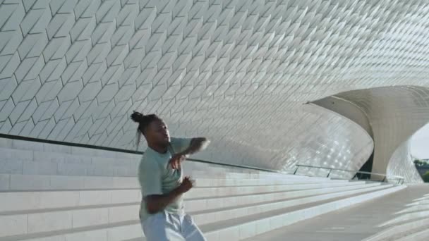 Inspirado Chico Breakdancing Escaleras Tiro Ancho Hombre Afroamericano Realizando Movimientos — Vídeos de Stock