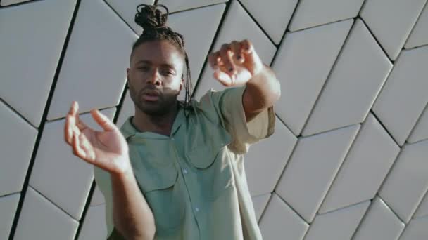 Artista Carismático Dançando Mãos Retrato Homem Afro Americano Mostrando Coreografia — Vídeo de Stock