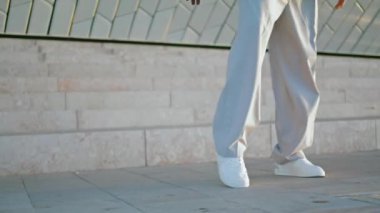 Sokak kapanışında modern dansçı bacaklarını oynatıyor. Merdivenlerde dans eden tanınmamış bir adam. Bilinmeyen adamın serbest stil çalışması beton stadyum arka planında antrenman yapıyor.