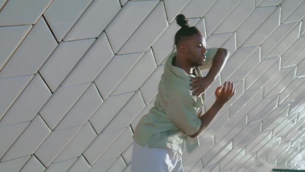 Танцовщица Моды Практикующая Уличный Фристайл Одиночку Хип Хоп Человек Исполняющий — стоковое видео