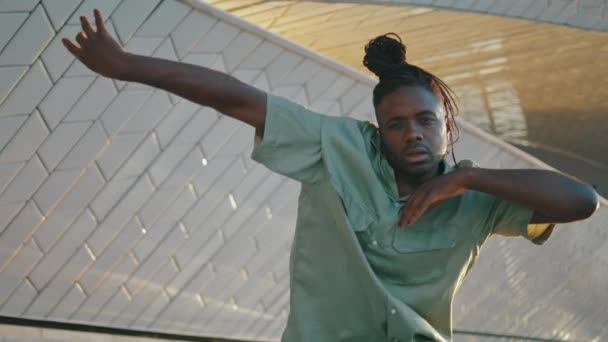 可怕的家伙移动胳膊城市街道特写 黑头发男人跳舞的手享受自由 表演现代舞蹈的非裔美国人 独自表达自己的感受 当代生活方式 — 图库视频影像