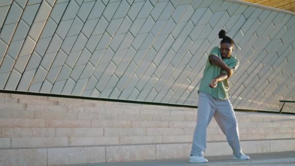 现代舞蹈演员表演当代群舞风格的地方 害怕的人可以灵活地移动 有表现力的家伙在即兴编舞技巧 在城市背景下欣赏音乐的非裔美国人表演者 — 图库视频影像