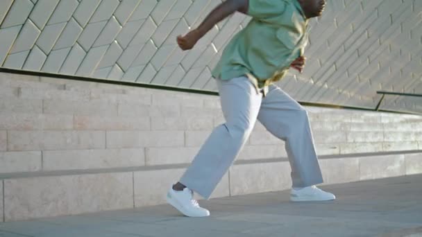 Flexible Hombre Piernas Bailando Escaleras Primer Plano Chico Afroamericano Desconocido — Vídeos de Stock