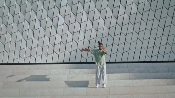 Elegante Performer Breakdance Scale Ampio Colpo Uomo Entusiasta Che Esegue — Video Stock