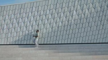 Modern sokağı eğiten zarif bir dansçı. Yaratıcı bir adam, soyut beton merdivenlerde dans ediyor ve modern bale hareketleri yapıyor. Afro-Amerikalı sanatçı şehir binasında duygularını gösteriyor. Gençlik kültürü 