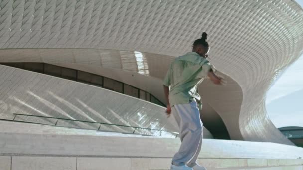 只有有才华的表演者才能独自在体育场跳舞 排练当代爵士舞的非裔美国人在水泥楼梯上跳舞 现代区的节奏舞蹈演员在即兴表演 街头风格概念 — 图库视频影像