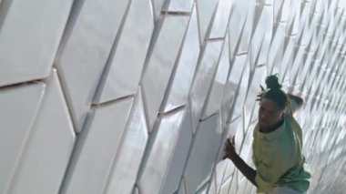 Soyut duvarda hareket eden aktif bir adam. Afrikalı Amerikalı rastalı adam tuğla arka planda esniyor. Koyu tenli balerin özgürlük koreografisi yoluyla duygularını ifade ediyor. Modern yaşam tarzı 